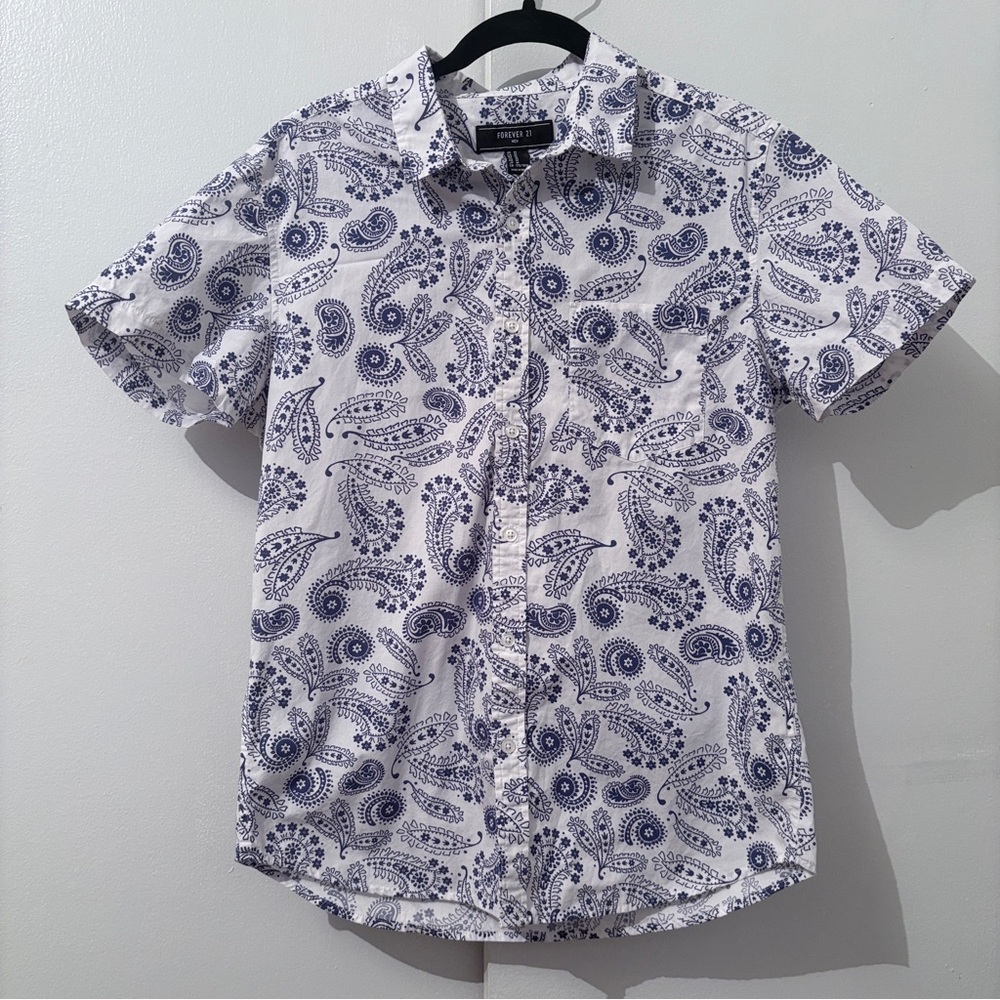 Forever 21 Men’s Blue White Paisley Short Sleeve Button Down Shirt Medium